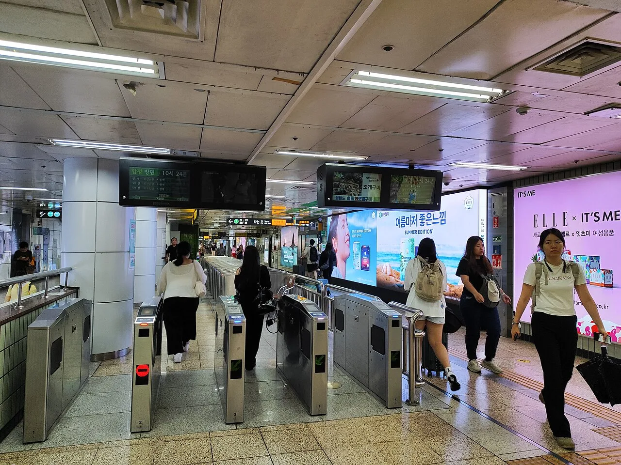 Line 2 concourse inside Hongik University Station