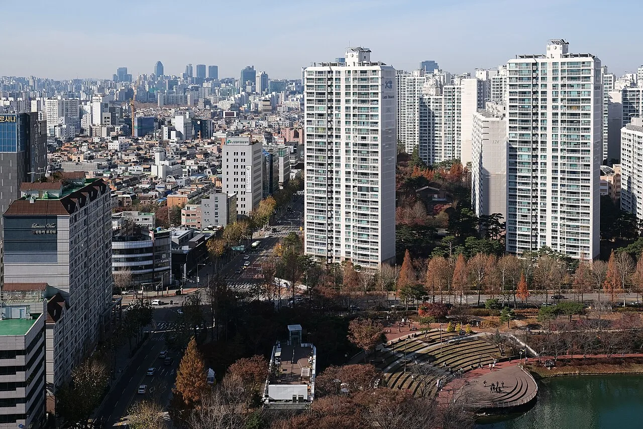 View over the Jamsil area with Lotte World's lake and surrounding city