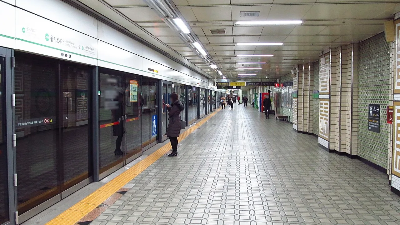 A Seoul subway platform with a train arriving