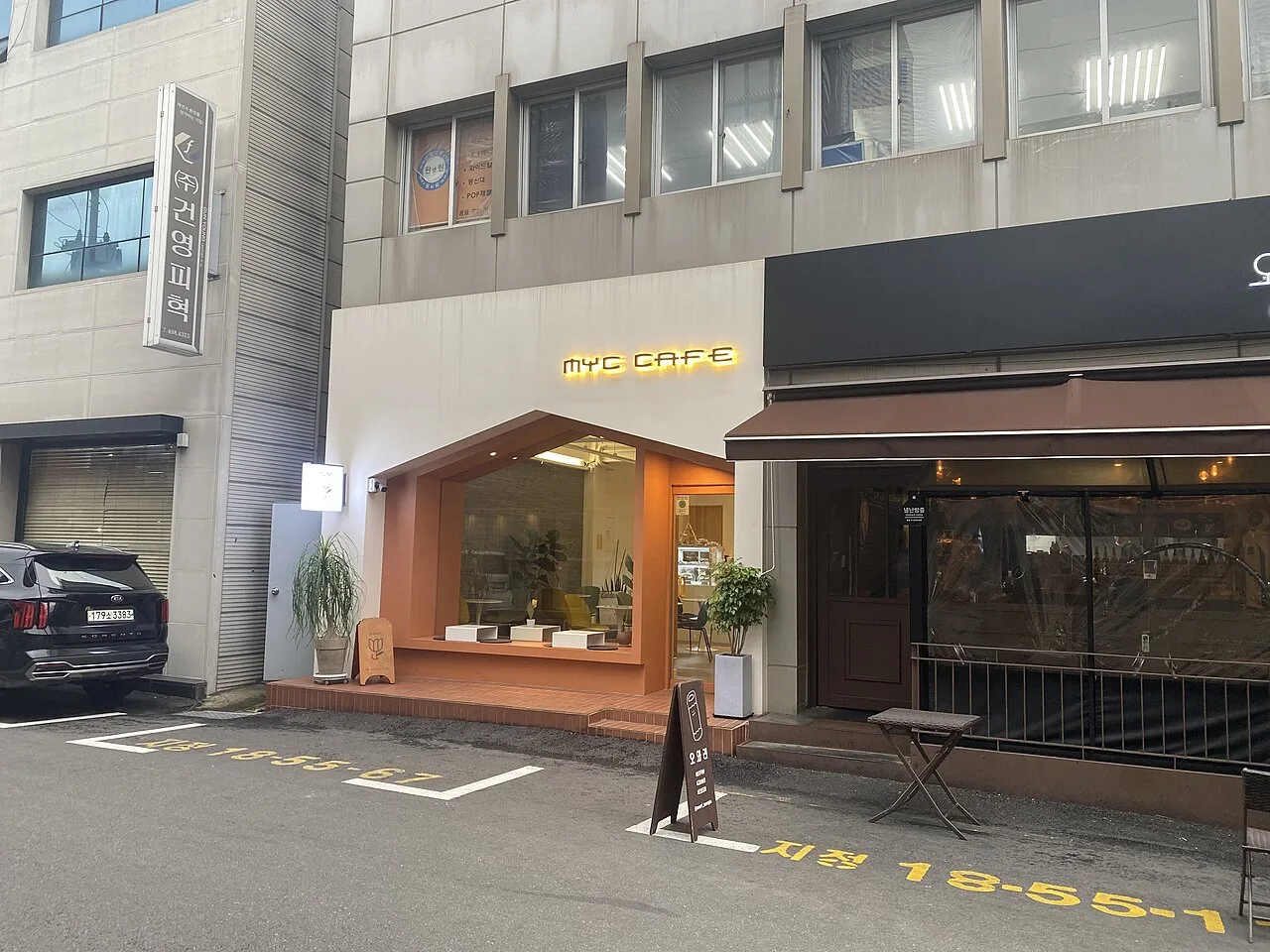 Row of storefronts in converted low-rise buildings in Seongsu-dong, Seoul