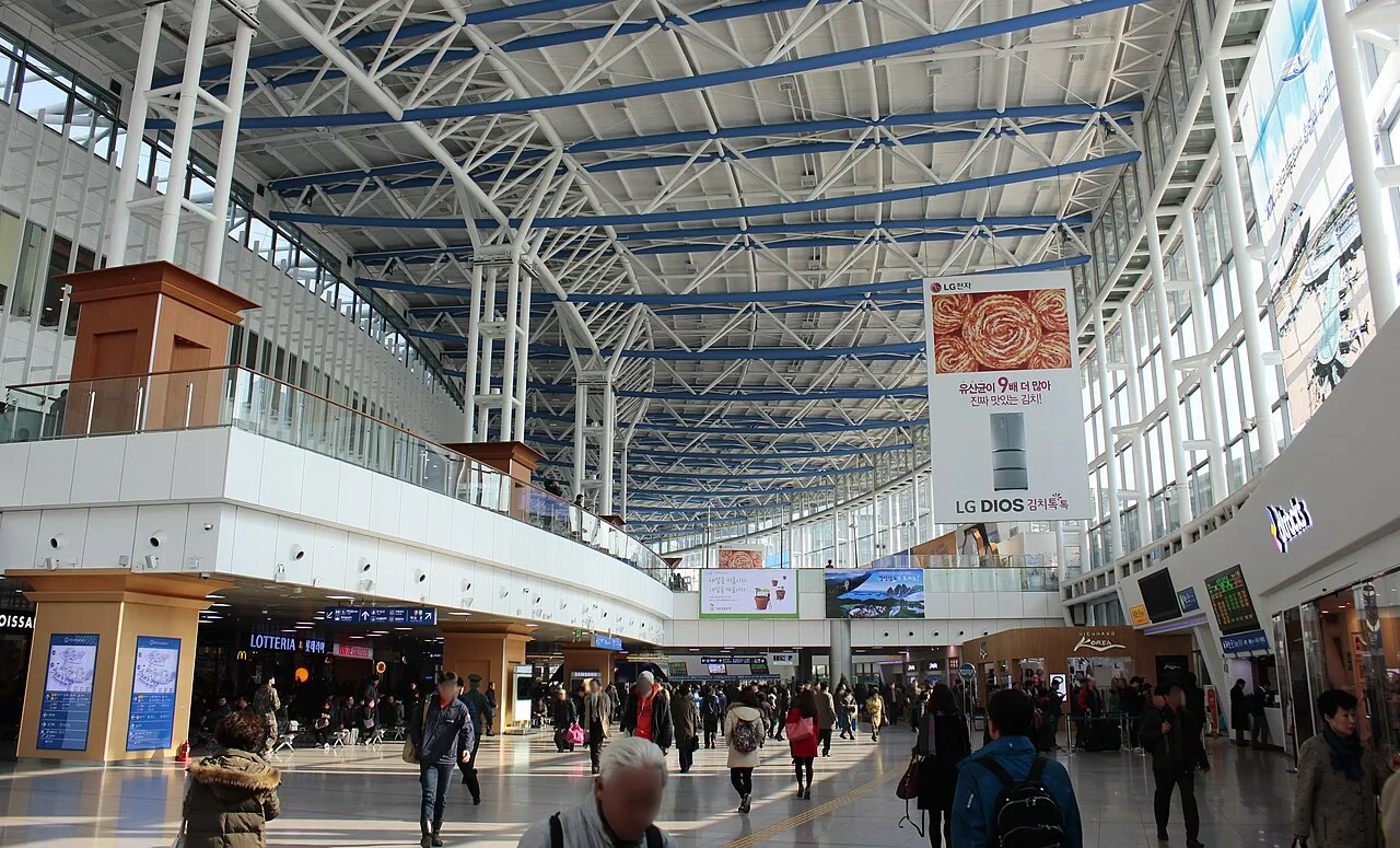 The busy main concourse of Seoul Station