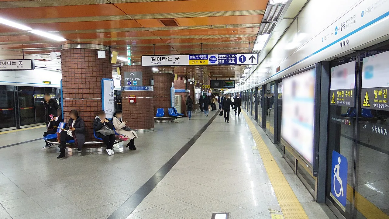 Line 4 platform at Seoul Station subway