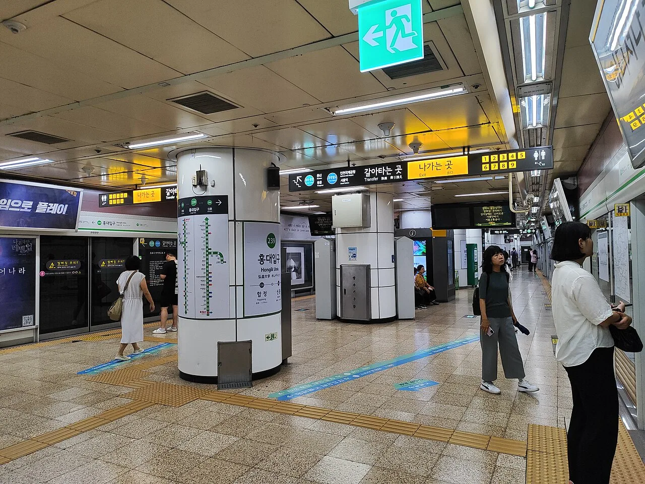 Seoul subway Line 2 platform with screen doors and passengers waiting
